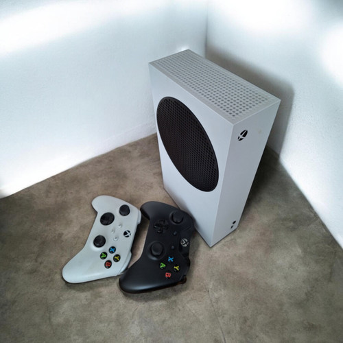 کنسول بازی Xbox Series S دست دوم | دو دسته + کیف + باتری و شارژر + 3 بازی