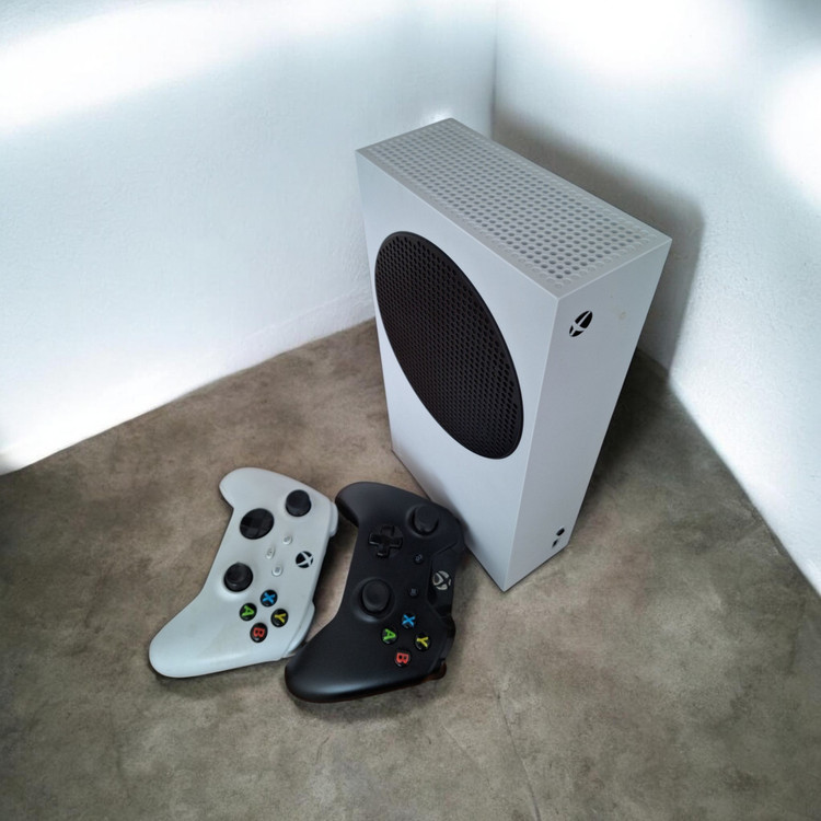 کنسول بازی Xbox Series S دست دوم | دو دسته + کیف + باتری و شارژر + 3 بازی